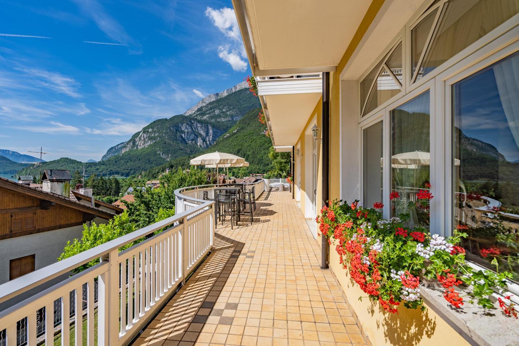 Hotel Europa Molveno Exterior foto